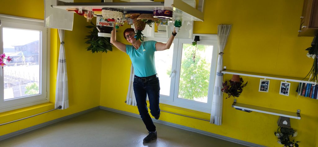 Chrischi im Kopfstand